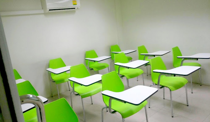 Waraku classroom interior photo